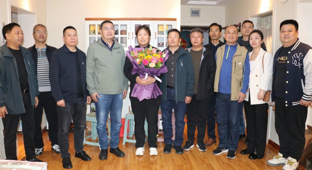 市,供水集,團(tuán),走訪,慰問,亞運,會冠,軍武,翠翠, . 市供水集團(tuán)：走訪慰問亞運會冠軍武翠翠