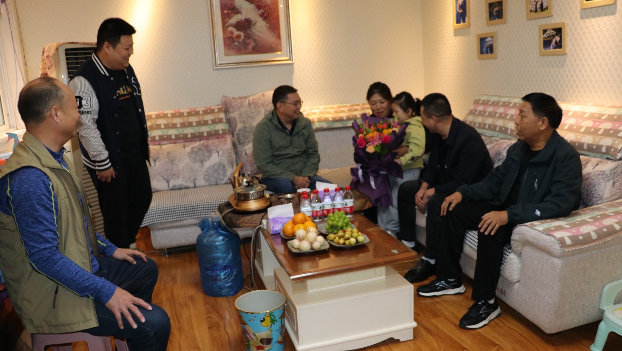 市,供水集,團(tuán),走訪,慰問,亞運,會冠,軍武,翠翠, . 市供水集團(tuán)：走訪慰問亞運會冠軍武翠翠